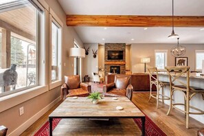 Fernseher, Kamin, Videospiele, Arbeitsbereiche