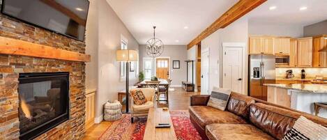 Televisión, chimenea, videojuegos y oficina