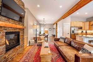 Televisión, chimenea, videojuegos, oficina