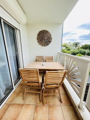 تناول الطعام بالخارج