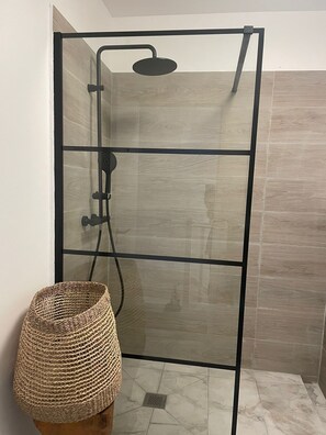 Dusche, Haartrockner, Handtücher
