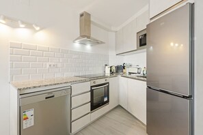 Kühlschrank, Mikrowelle, Ofen, Geschirrspüler