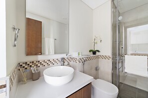 Shower, hair dryer, towels - Classy and Bright 1 BD near Downtown (Dubai)