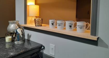 Spacious, private retreat - hot tub, firepit, pool table, dry sauna, patio