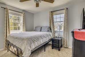 4 bedrooms, desk, iron/ironing board, internet