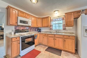 Kühlschrank, Mikrowelle, Herdplatte, Geschirrspüler