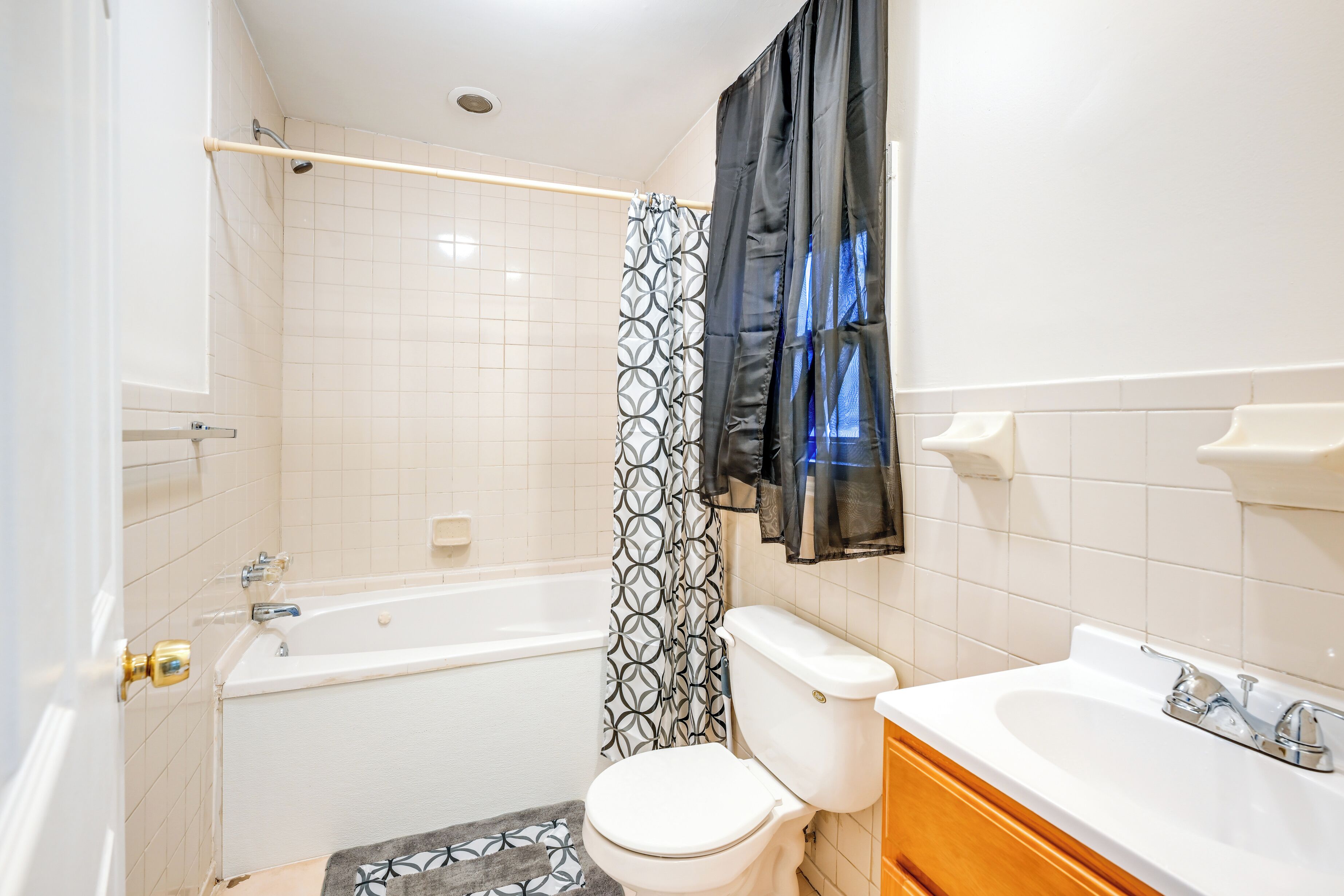 Un bagno con vasca, WC e lavandino.