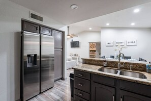 Interior - Perfect Getaways Combo Unit-Pet Friendly, Fire pit (Mesa)