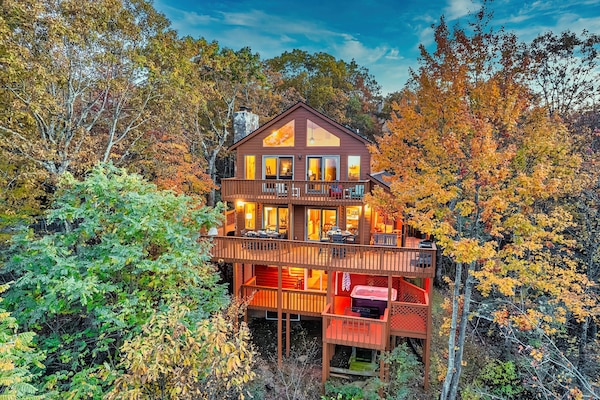 Secluded mountain retreat with stunning fall views and 3 spacious decks
