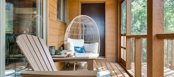 Amazing Views From 3 Decks! Hot Tub - Pool Table - Games - Grill - Gazebo - WIFI