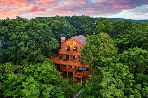 Amazing Views! 2 Fireplaces • Hot Tub • Pool Table • Foosball • Arcade • Grill