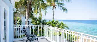 Waterfront with gorgeous views and direct access to the sea and George Town!