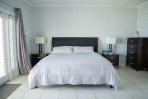 2 quartos, escrivaninha, ferros/tábuas de passar roupa, berço de viagem