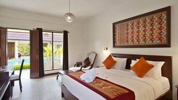 Deluxe Room, 1 King Bed | Premium bedding, pillow-top beds, minibar, in-room safe