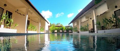 Außenpool, geöffnet von 10:00 Uhr bis 21:00 Uhr, Sonnenschirme