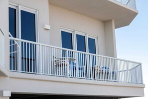 Ein Balkon mit weißen Geländern und Blick auf den Himmel.