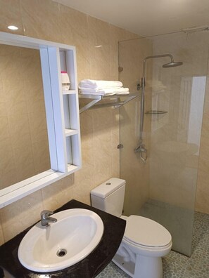 Shower, rainfall showerhead, hair dryer, towels - Vang Vieng Trendy Hotel (Vang Vieng)
