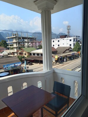 Frette Italian sheets, premium bedding, down duvets, memory-foam beds - Vang Vieng Trendy Hotel (Vang Vieng)