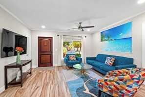 Una Smart TV, un futbolín, libros