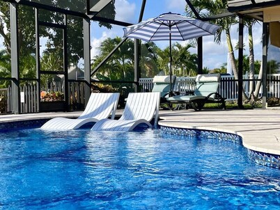 VacationSunwind:Delray home! SW Pool, Fish, Dock, Water front, Close to Bch