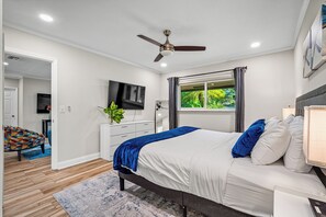 3 slaapkamers, een bureau, een strijkplank/strijkijzer, reisbedje