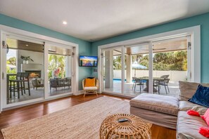 Smart TV, chimenea, futbolito y tenis de mesa 
