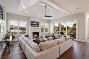 Smart TV, chimenea, futbolito y tenis de mesa 