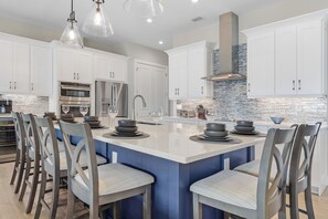 Fridge, microwave, oven, stovetop - NEW! Heated Pool&Spa, Tiki Hut, Kayaks, - Just South of Heaven! - Villa Cielo Sur - Roelens (Cape Coral)