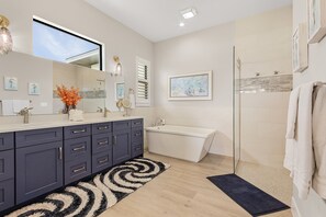 Douche, séchoir à cheveux, serviettes fournies