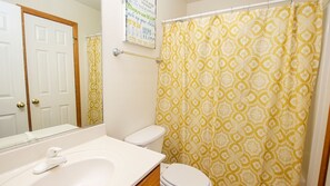 Combined shower/bathtub, hair dryer, towels