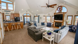 Televisión, chimenea, libros