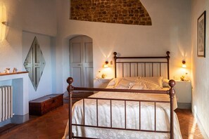 6 bedrooms, desk, WiFi, bed sheets
