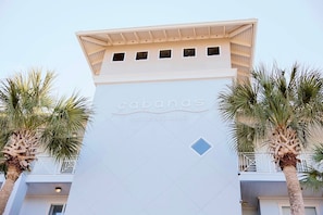 Ein Gebäude mit einem Schild, auf dem 'cabanas 145 Spires Lane' steht, und einem geometrischen Muster an der Fassade.