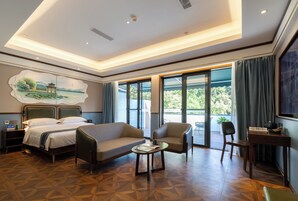 Executive Studio Suite | Memory foam beds, free minibar, blackout drapes, iron/ironing board