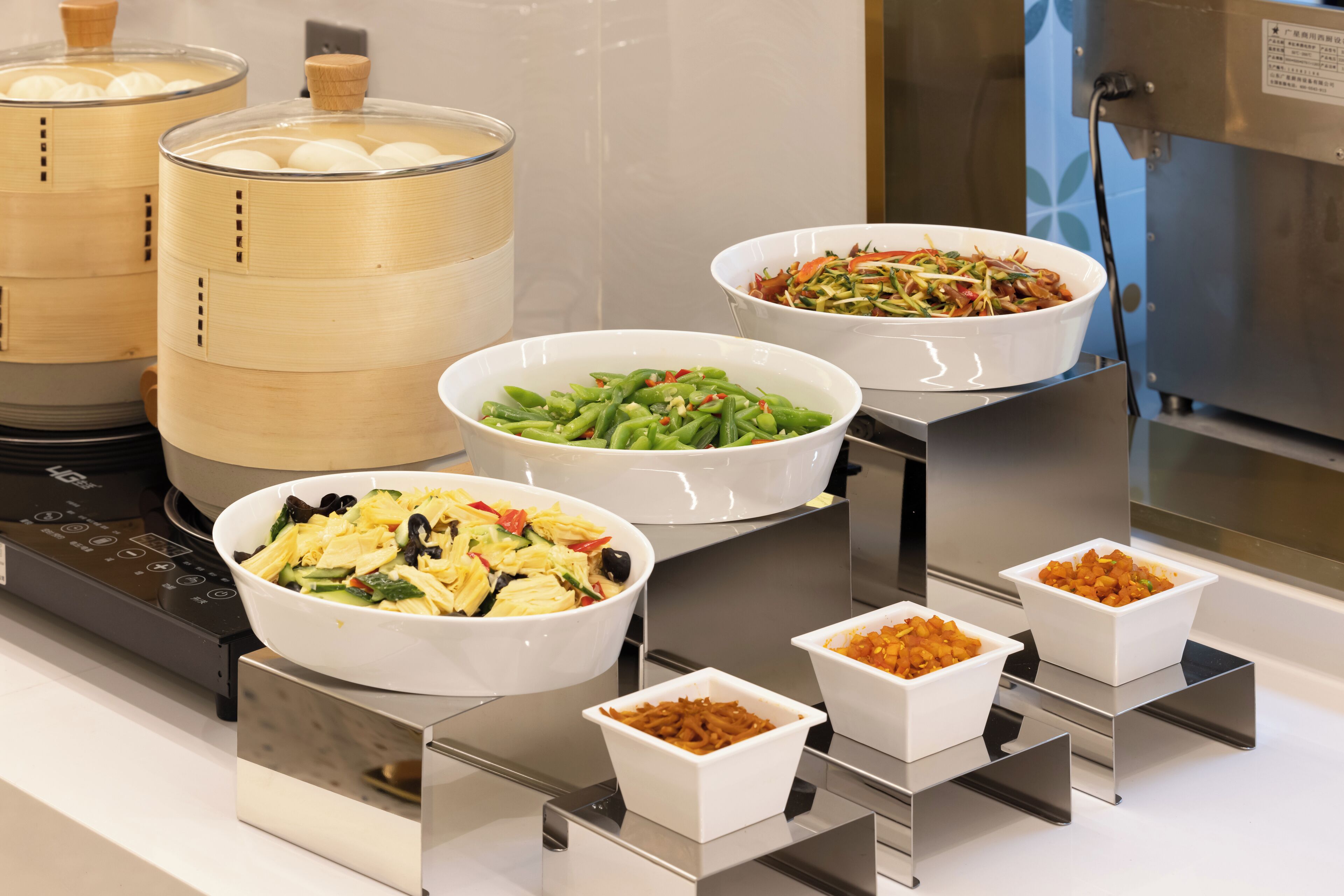 Una mesa de buffet con diversos platos y un vaporizador.