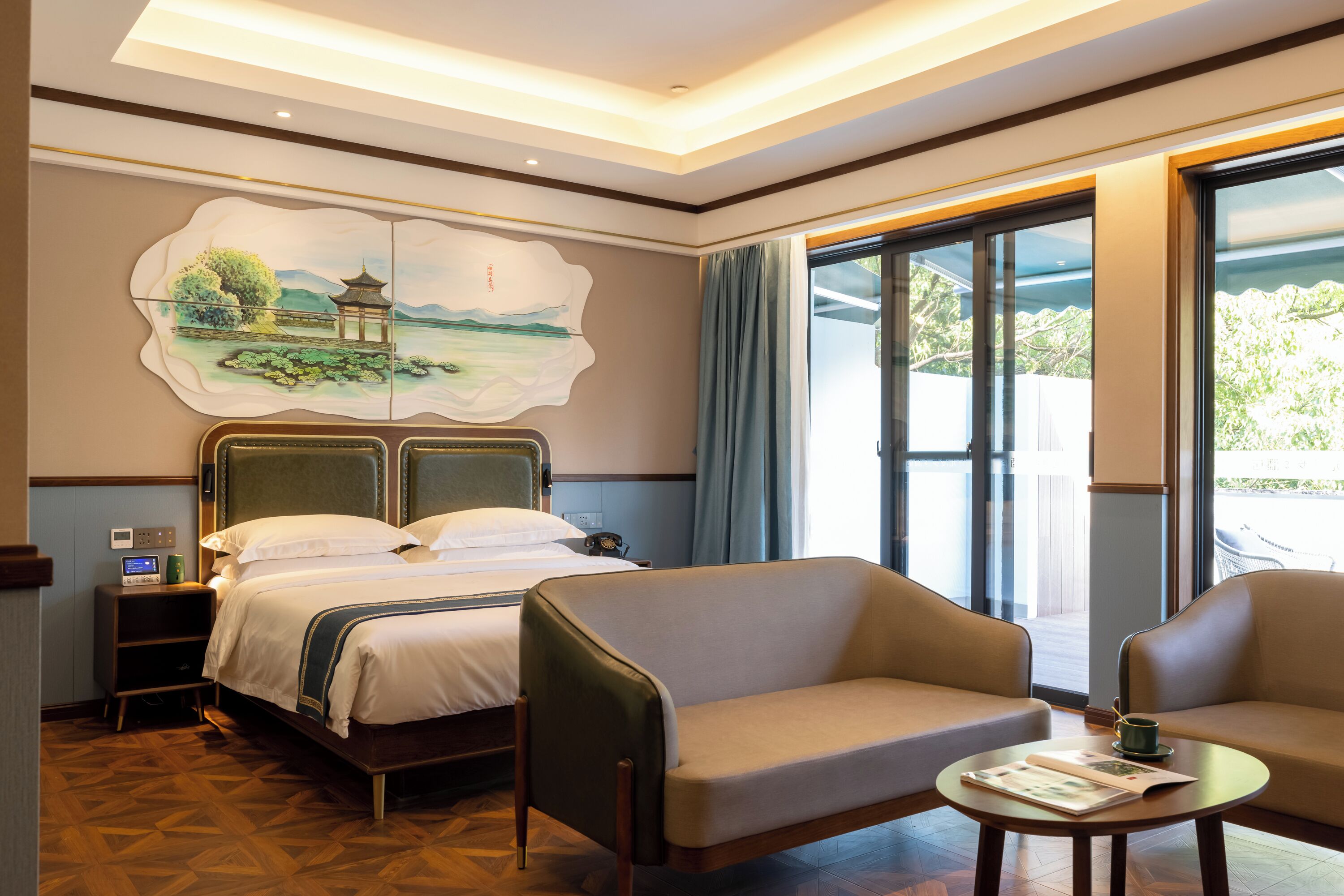 行政开间套房 | 记忆海绵床垫、迷你吧（备有免费物品）、遮光窗帘、熨斗/熨板