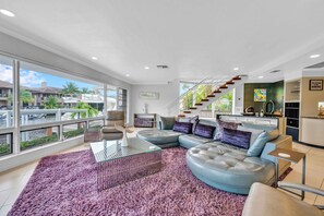 Smart TV, libri, impianto stereo, studio