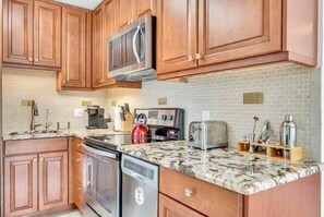Fridge, microwave, oven, stovetop - One-bedroom Suite | Heated pool | Dock Access | Quiet Neighborhood | SaltAire Four | RESlDENCES (Fort Lauderdale)