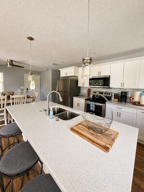 Fridge, microwave, oven, stovetop - Villa Paraiso Lutz 4B/2B (Lutz)