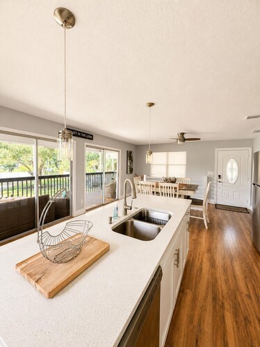 Villa Paraiso Lutz 4B/2B