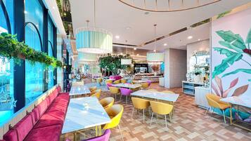 Bữa sáng buffet hàng ngày (110000 IDR/mỗi người)