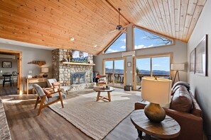 Televisión, chimenea y futbolito 