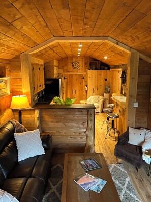 Interior - Guest house close to Blue Mountain, Wasaga Beach and Collingwood! (Nottawa)