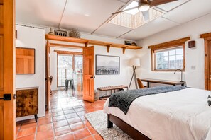 2 bedrooms, iron/ironing board, internet, bed sheets