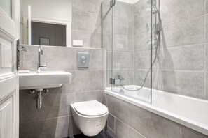 Sèche-cheveux, serviettes fournies