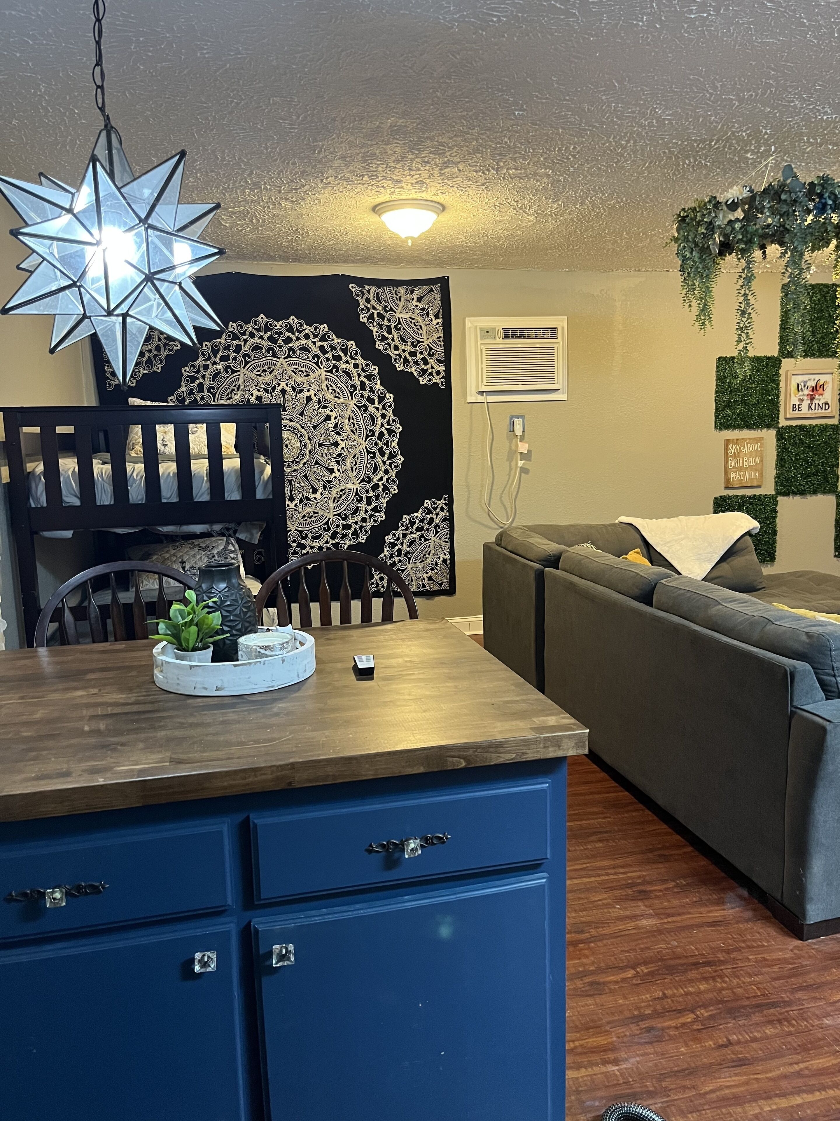 Cozy, modern home. Pet friendly!