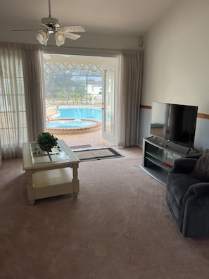 TV - Quiet Private Guest House (North Fort Myers)