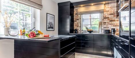 Kjøleskap, mikrobølgeovn, ovn og kokeplater