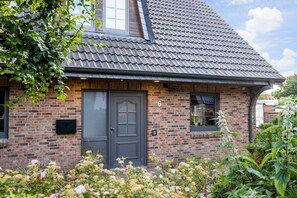 Unclassified image, 3 of 33, button