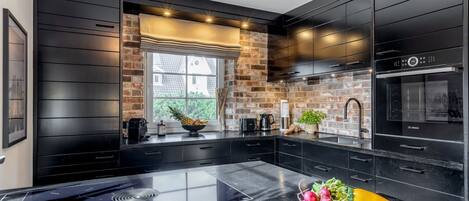 Refrigerador, microondas, horno y parrilla de estufa